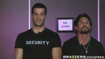 Les videurs de la boîte de nuit baisent une femme mature très excitée
