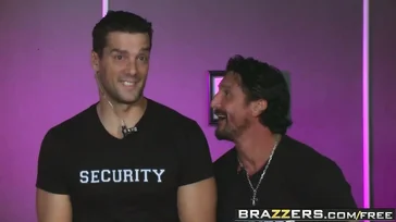 Les videurs de la boîte de nuit baisent une femme mature très excitée