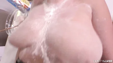 Katy Jayne, se abre de piernas para que le coman todo el coño