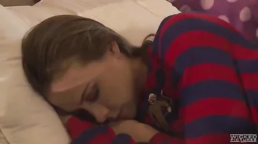 Orgia lesbica tra cinque delle amiche più arrapate!
