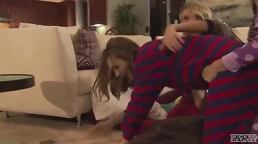 Orgia lesbica tra cinque delle amiche più arrapate!