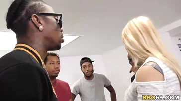 Estos negros se la meten bien fuerte a la milf Sarah Vandella