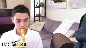 Smettila di suonare il flauto, ragazzo, e toccami un po' la figa.