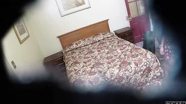 La donna ha delle telecamere nascoste in casa per registrare il sesso