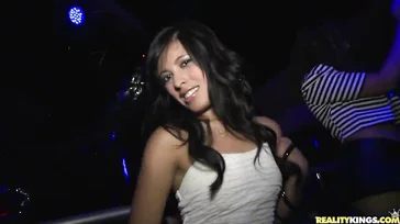 Diese Frauen beginnen im VIP-Raum des Nachtclubs zu ficken