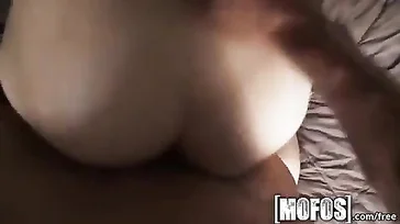Non riesce a trattenersi e mi mangia in macchina, che porco.
