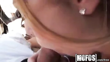 Non riesce a trattenersi e mi mangia in macchina, che porco.