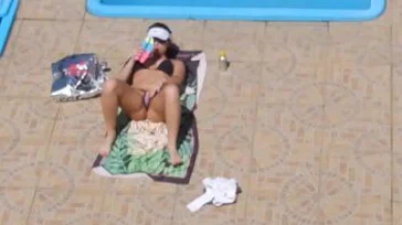 Casada exhibicionista se masturba en la piscina para que la miren