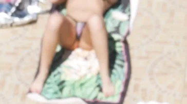 Casada exhibicionista se masturba en la piscina para que la miren