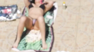 Casada exhibicionista se masturba en la piscina para que la miren