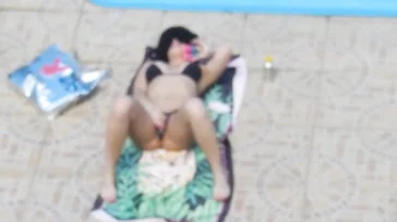Casada exhibicionista se masturba en la piscina para que la miren
