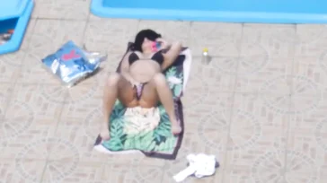 Casada exhibicionista se masturba en la piscina para que la miren