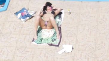 Casada exhibicionista se masturba en la piscina para que la miren