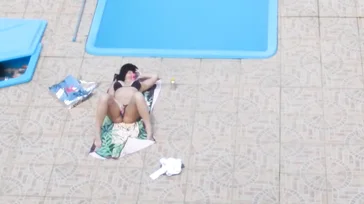 Casada exhibicionista se masturba en la piscina para que la miren