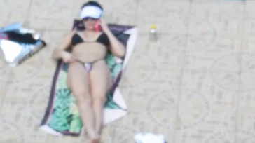 Casada exhibicionista se masturba en la piscina para que la miren
