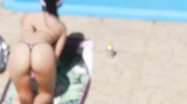 Casada exhibicionista se masturba en la piscina para que la miren
