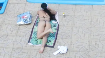 Casada exhibicionista se masturba en la piscina para que la miren