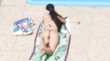 Casada exhibicionista se masturba en la piscina para que la miren
