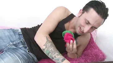 Was für einen riesigen Schwanz mein Neffe hat, ich liebe es zu ficken!