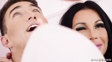 MILF bollente mette al suo posto un ragazzo tenero