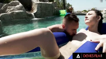 El piscineo rima con folleteo. Pues aquí un ejemplo