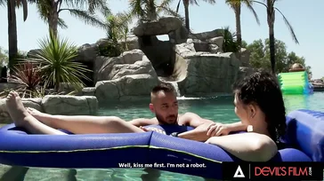 El piscineo rima con folleteo. Pues aquí un ejemplo