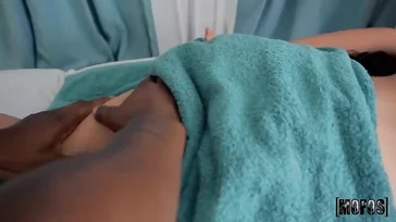 Este masajista sabe bien como tratarme y quitarme el dolor