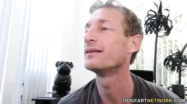 Sie freut sich über die Schocks in ihrem Gesicht