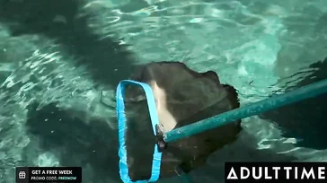 Diese Hausfrau weist den Rettungsschwimmer der Urbanisation in die Schranken