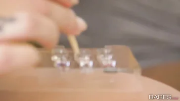 Quedo con mi amiga para una sesión de estética y ¡me come el coño!