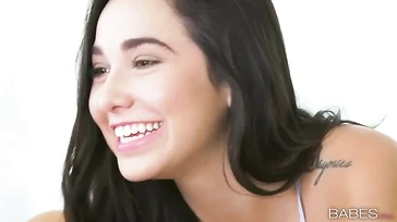 Quedo con mi amiga para una sesión de estética y ¡me come el coño!