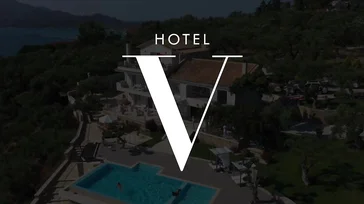 Twee vrienden ontdekken het geheim van de ober van het resort