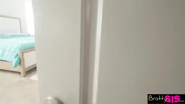Ich habe meine Cousine beim Duschen erwischt und sie hat mich in der verdammten Ecke bestraft