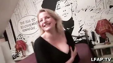 Reife Französin wird von einem billigen Zuhälter in den Arsch gefickt