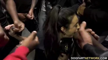 A oficial está se amontoando com os detidos e então ela os deixa sair