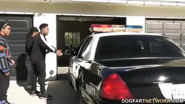 A oficial está se amontoando com os detidos e então ela os deixa sair