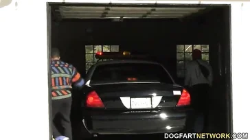 A oficial está se amontoando com os detidos e então ela os deixa sair
