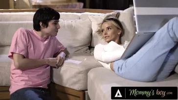 Je couche avec une amie divorcée de ma mère qui est très excitée