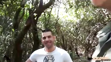 Wie schön es ist, meine Frau im Wald ficken zu lassen