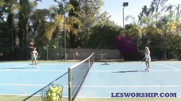 El tenis en verano es muy cansado, voy a tener que comerte entera