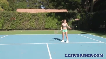 El tenis en verano es muy cansado, voy a tener que comerte entera