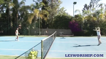 El tenis en verano es muy cansado, voy a tener que comerte entera