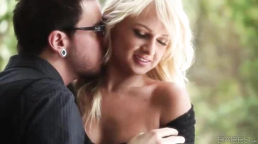 Loira deslumbrante é fodida com muito amor logo cedo
