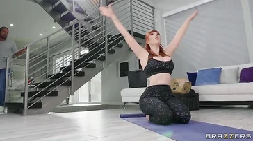 Le professeur de yoga sait comment faire un travail supplémentaire
