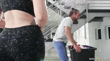 Le professeur de yoga sait comment faire un travail supplémentaire