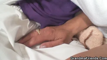Vaya tela la abuela, se folla a un cani y a un mulato