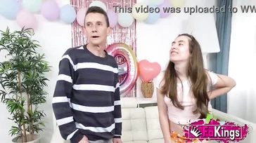 Carolina ist bereits eine Expertin, sie traut sich an zwei Kerle heran!