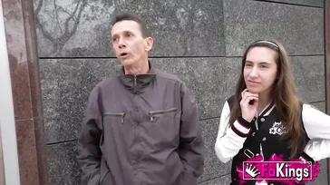 Carolina ist bereits eine Expertin, sie traut sich an zwei Kerle heran!