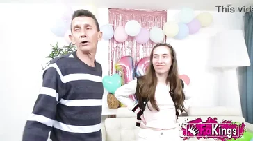 Carolina ist bereits eine Expertin, sie traut sich an zwei Kerle heran!