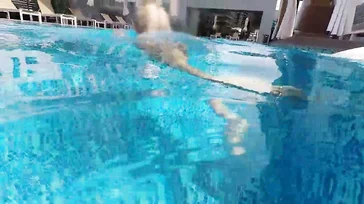 Une inconnue de la piscine m'invite dans sa chambre